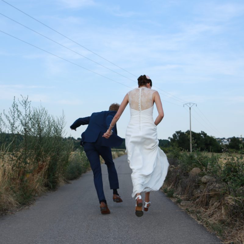 Deux mariés courent très vite vers l'horizon